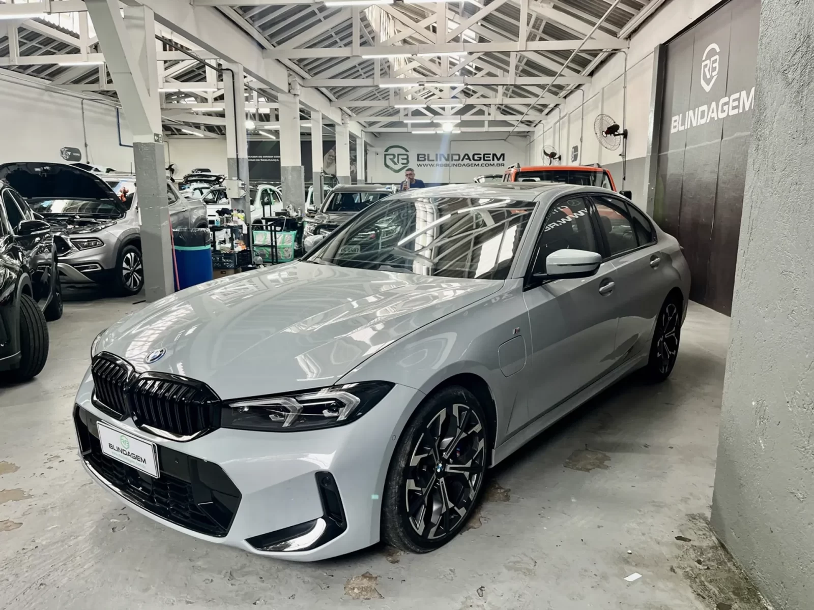 bmw-330e-2-0-16v-turbo-hibrido-m-sport-automatico-02