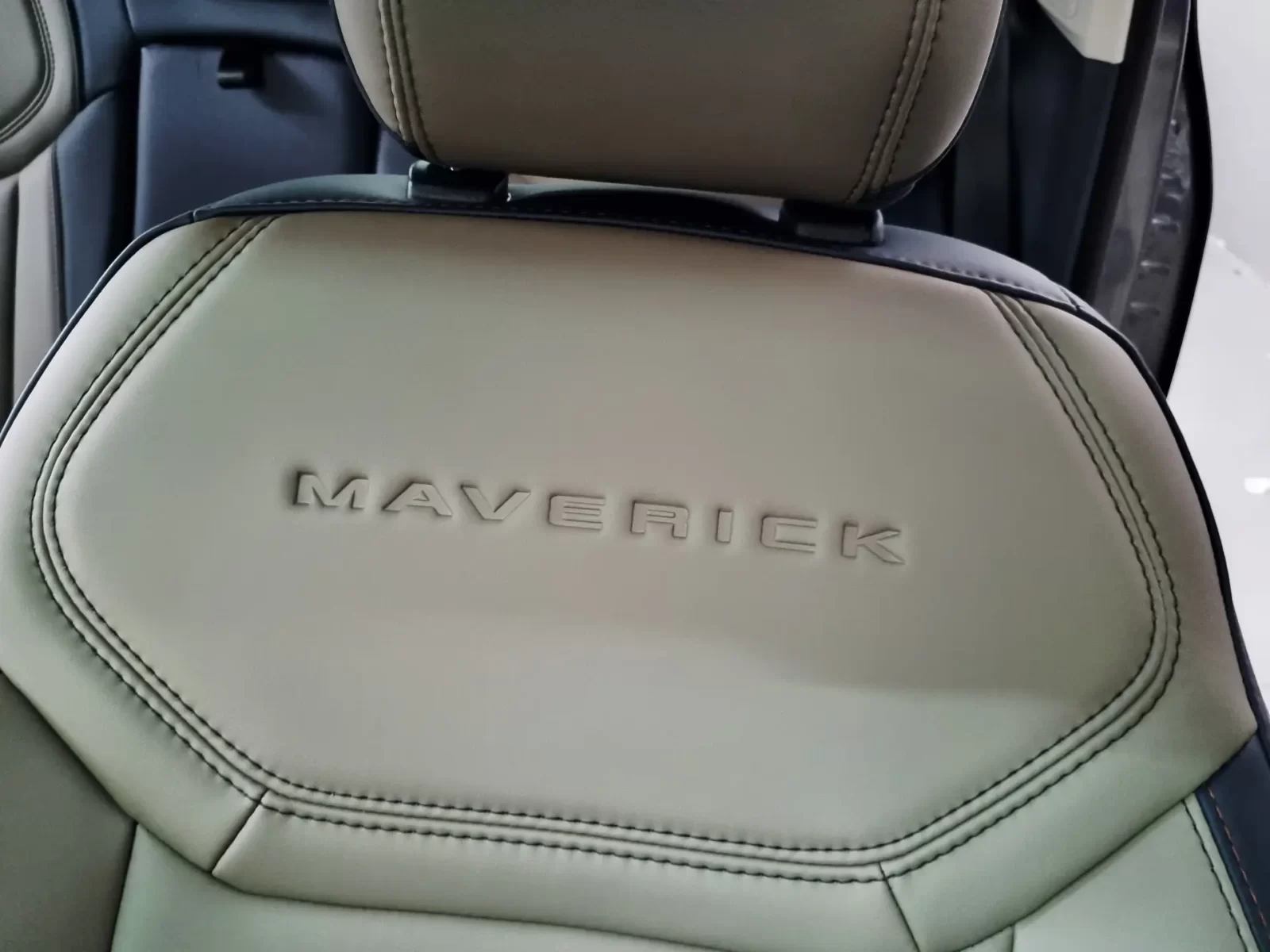ford-maverick-2-5-hybrid-lariat-ecvt-13