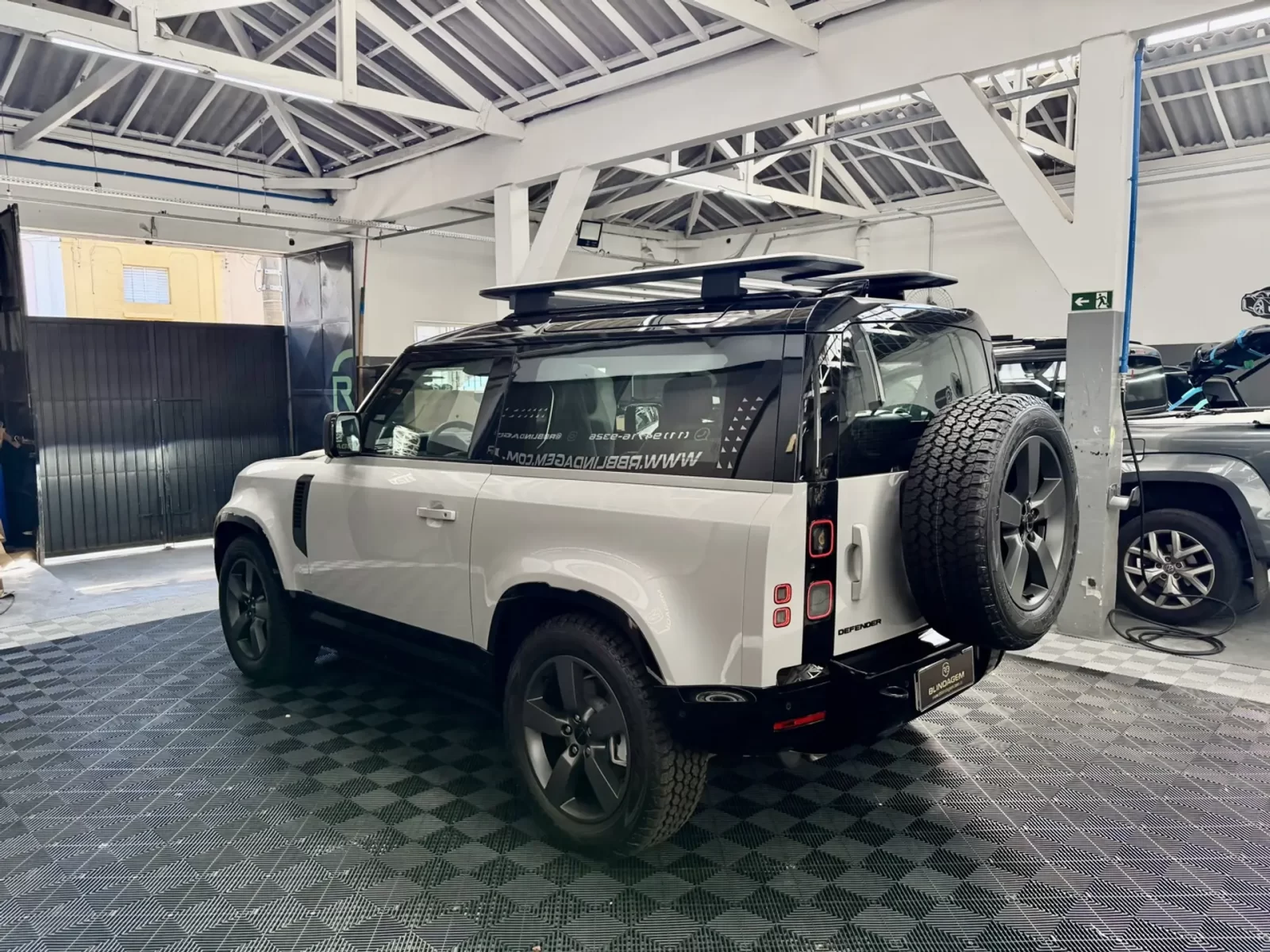 land-rover-defender-3-0-d350-turbo-diesel-mhev-90-xdynamic-hse-awd-automatico-05