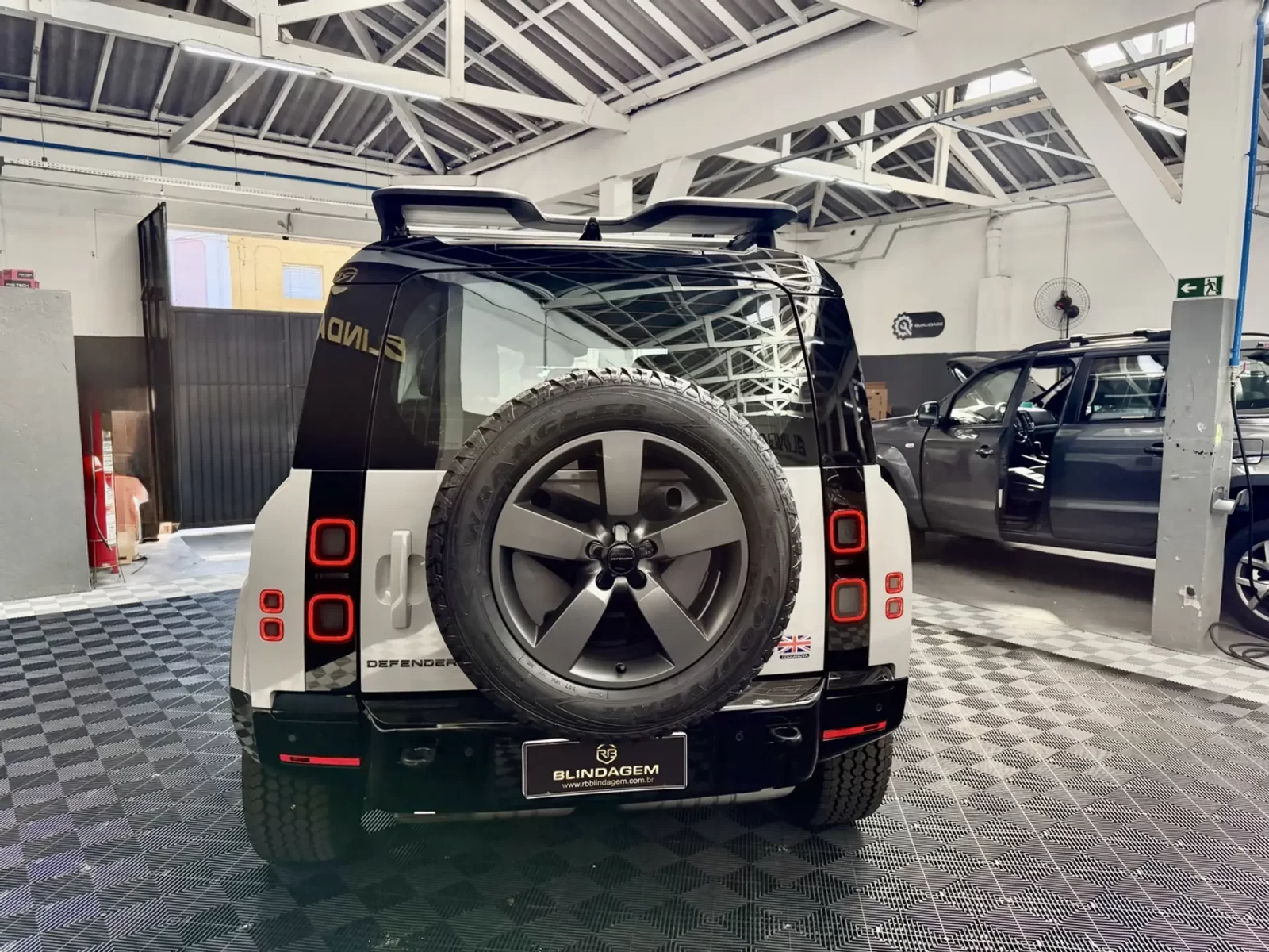 land-rover-defender-3-0-d350-turbo-diesel-mhev-90-xdynamic-hse-awd-automatico-07