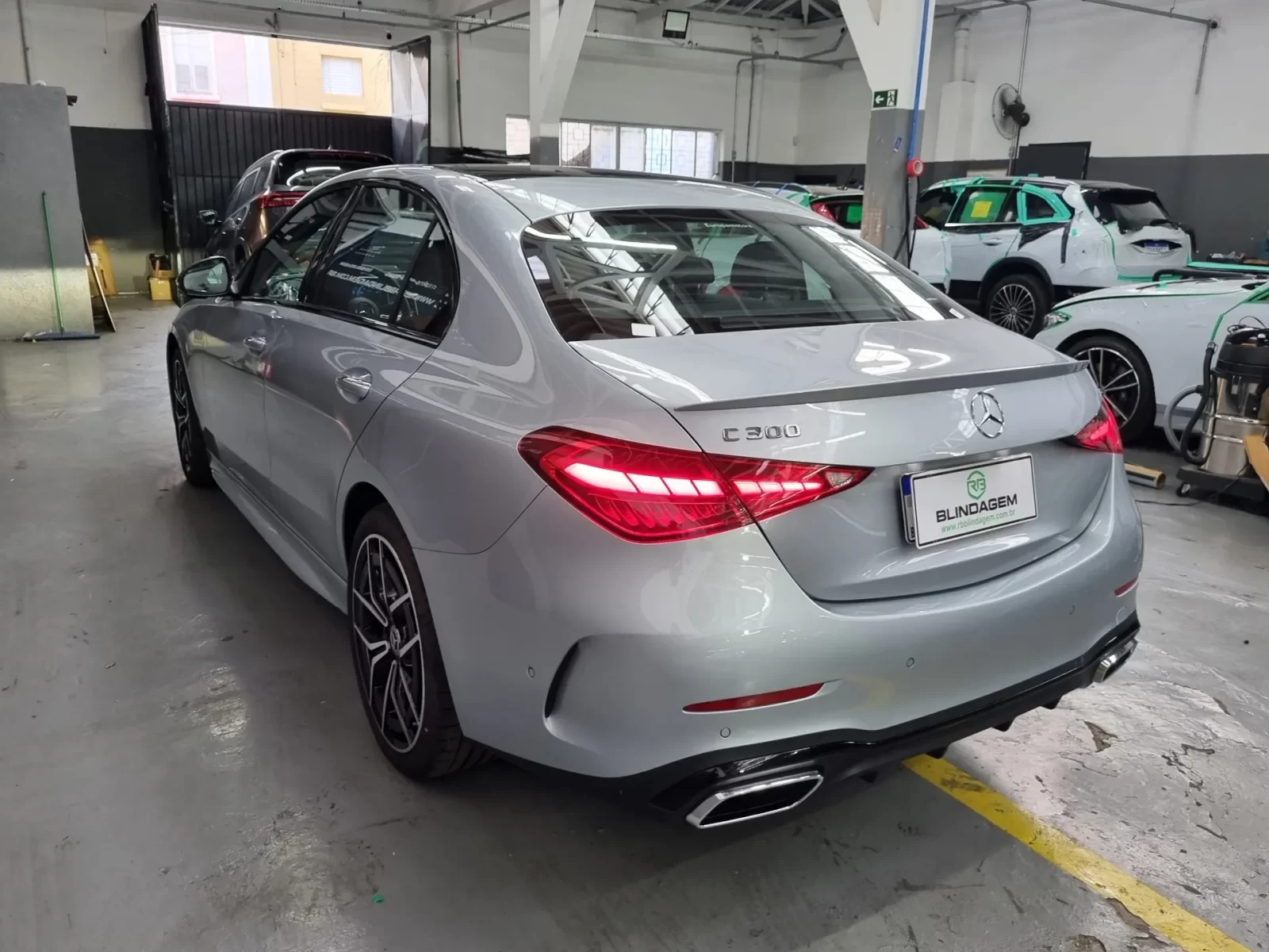 mercedesbenz-c-300-2-0-eq-boost-hibrido-amg-line-9gtronic-04