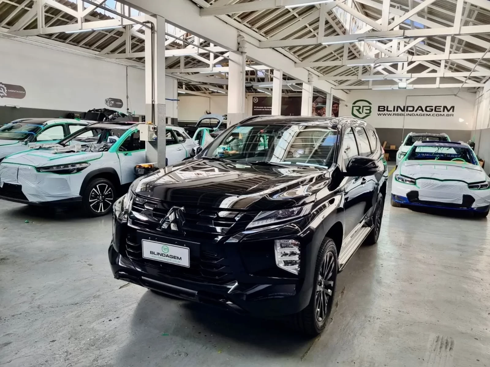 mitsubishi-pajero-sport-2-4-16v-mivec-turbo-diesel-legend-black-awd-automatico-03