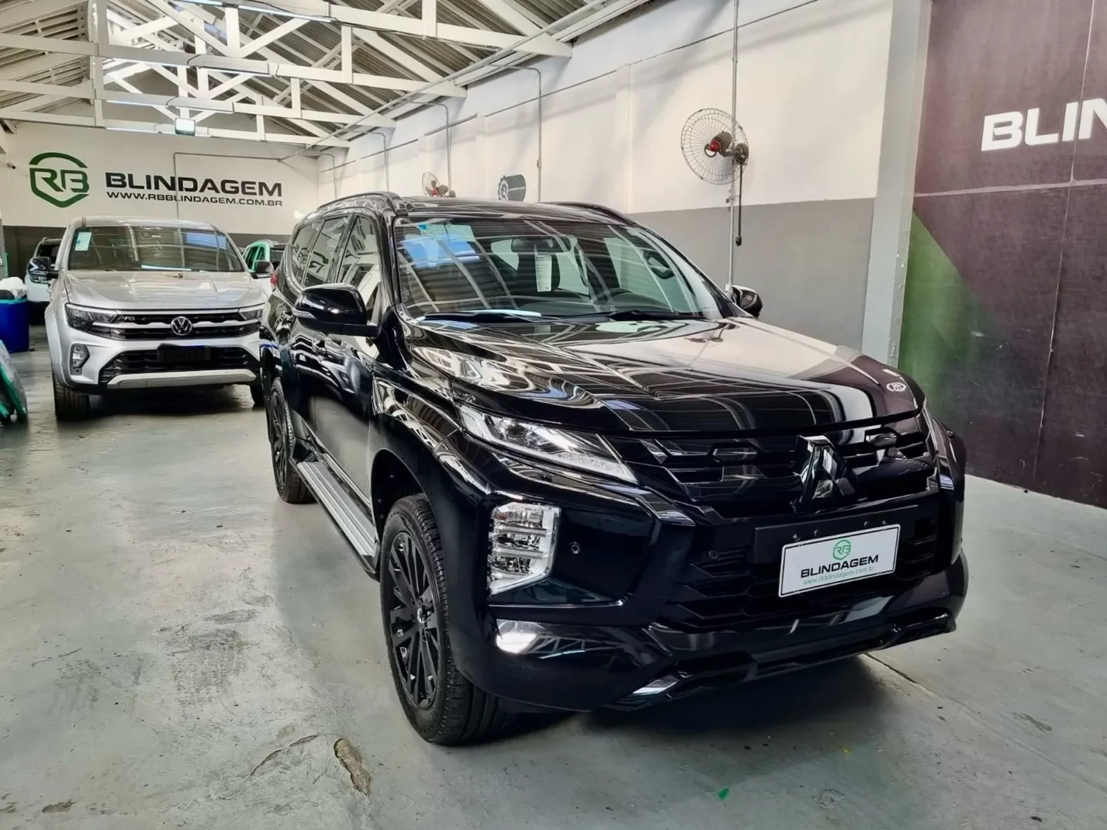 mitsubishi-pajero-sport-2-4-16v-mivec-turbo-diesel-legend-black-awd-automatico-04