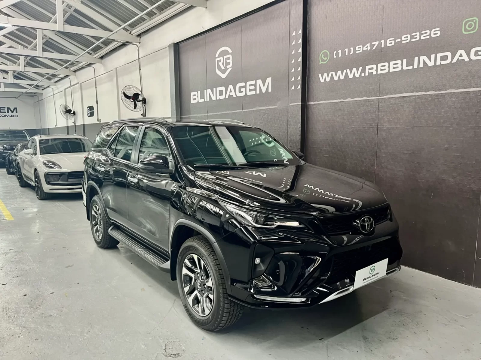 toyota-hilux-sw4-2-8-d4d-turbo-diesel-srx-platinum-7l-4x4-automatico-03