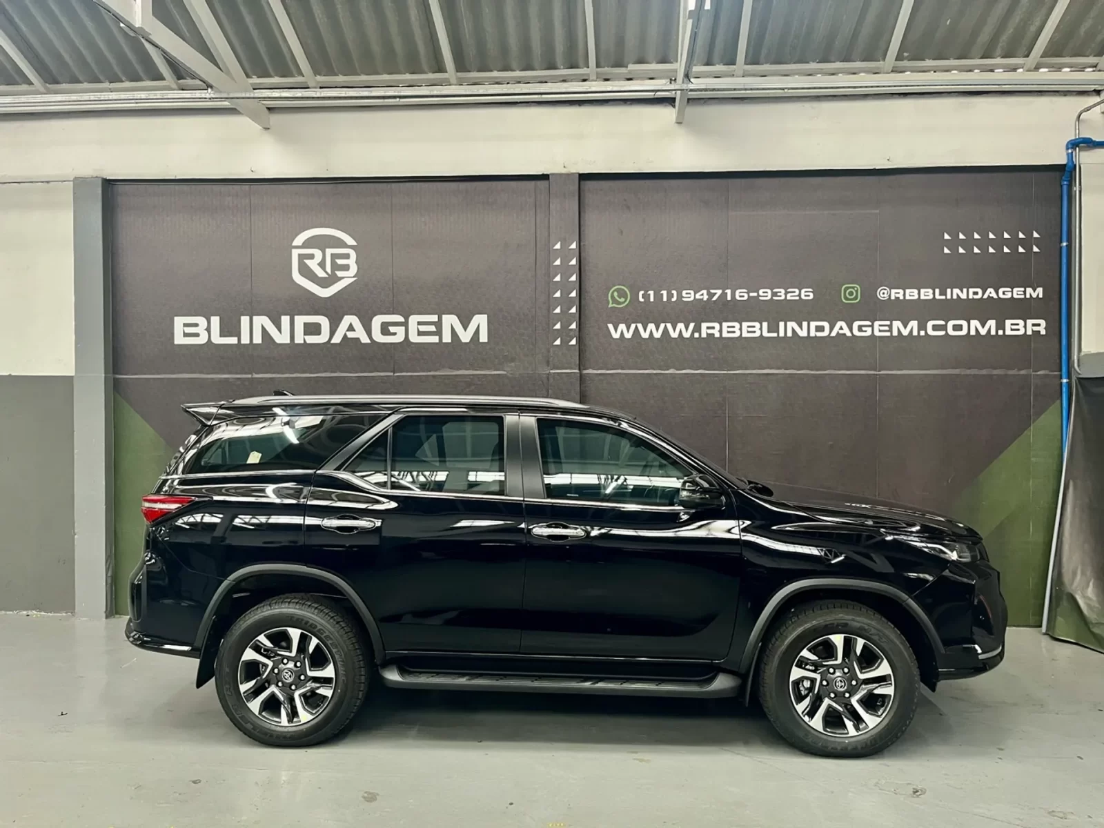 toyota-hilux-sw4-2-8-d4d-turbo-diesel-srx-platinum-7l-4x4-automatico-04