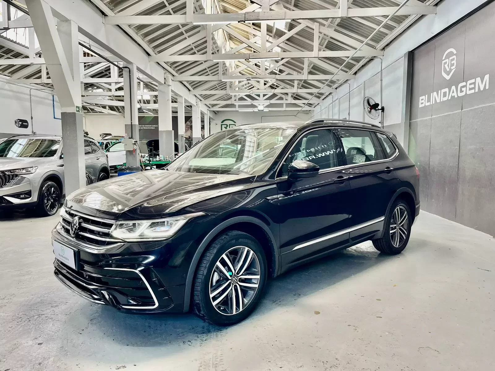 volkswagen-tiguan-20-300-tsi-gasolina-allspace-r-line-automatico-4-portas-2024-03