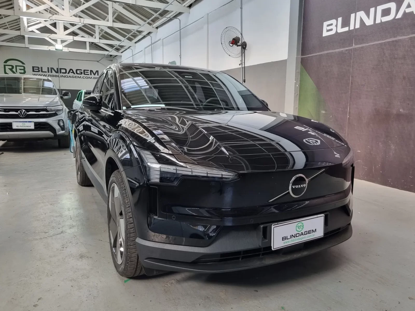 volvo-ex30-69-kw-eletrico-plus-01