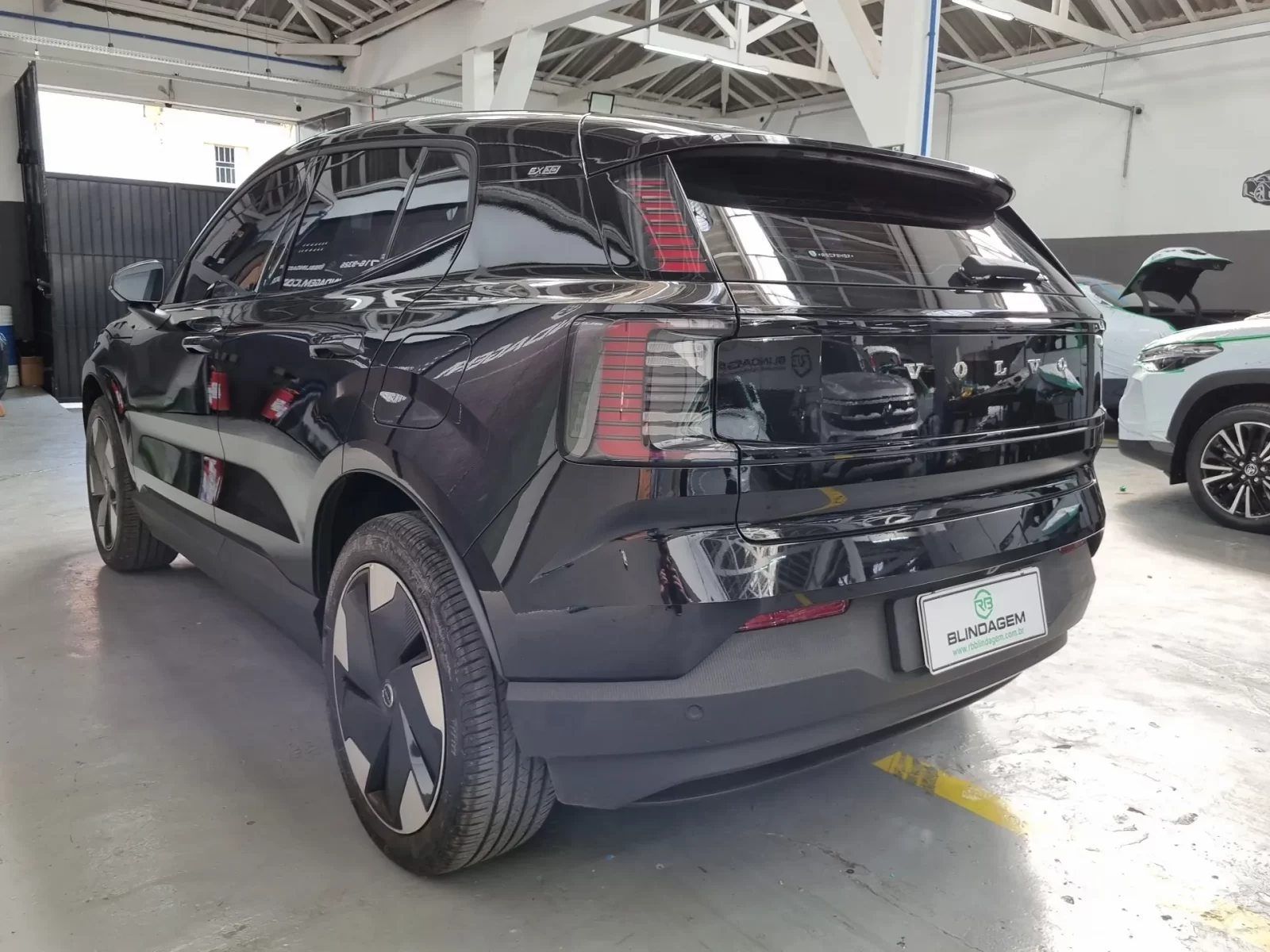 volvo-ex30-69-kw-eletrico-plus-05