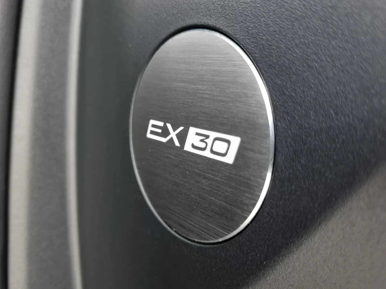 volvo-ex30-69-kw-eletrico-plus-08