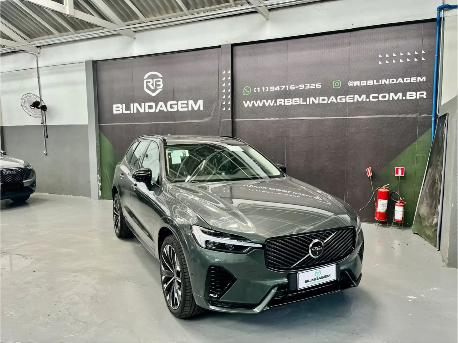 volvo-xc60-2-0-t8-phev-ultra-dark-awd-geartronic-03