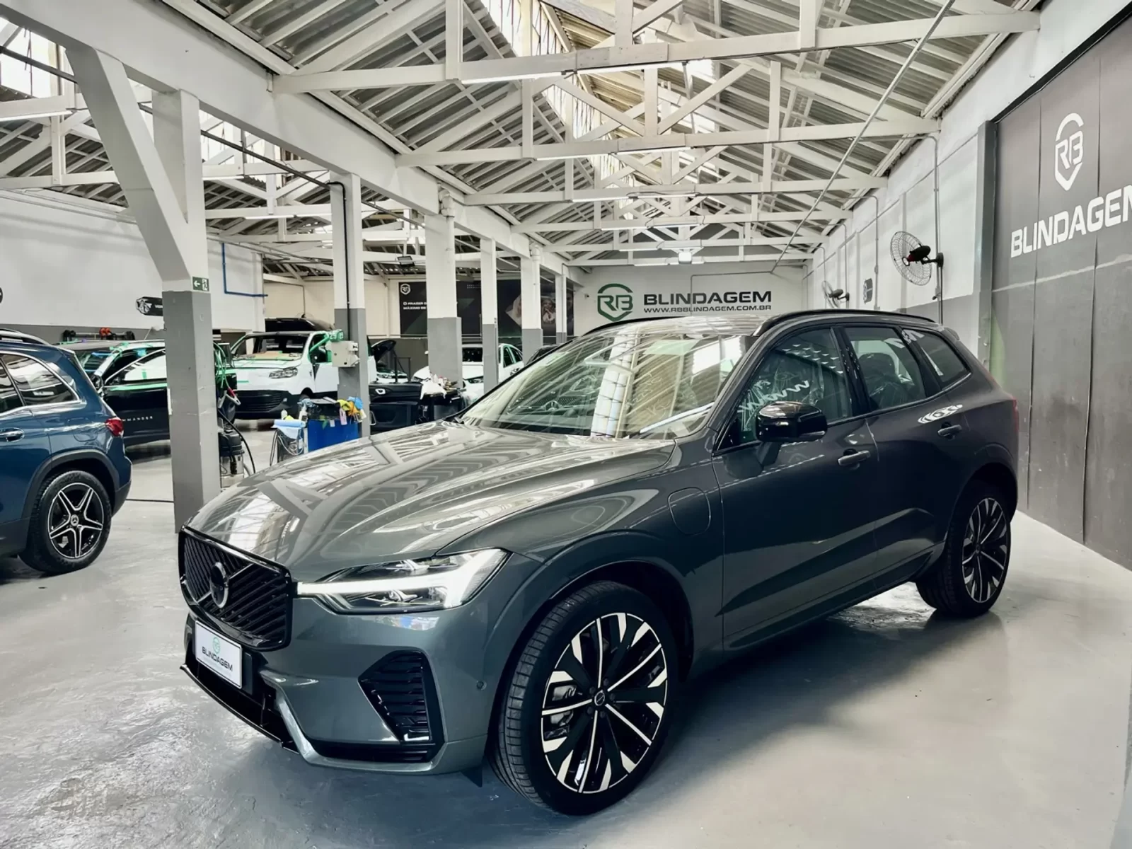 volvo-xc60-2-0-t8-phev-ultra-dark-awd-geartronic-04